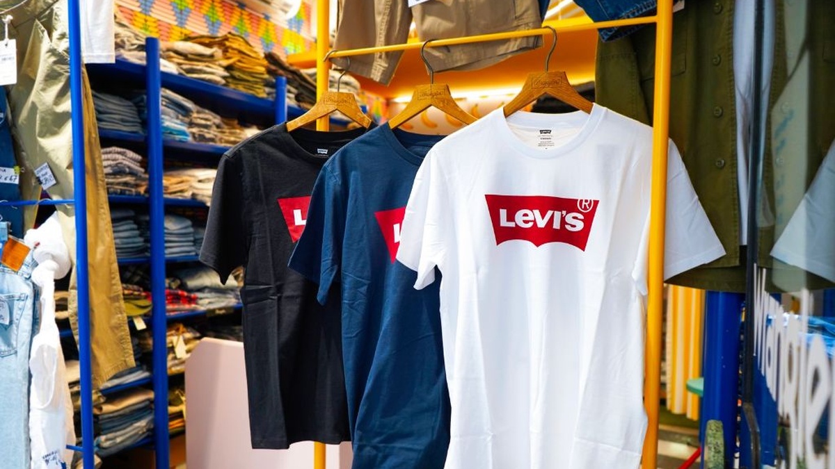 T‑shirt in store