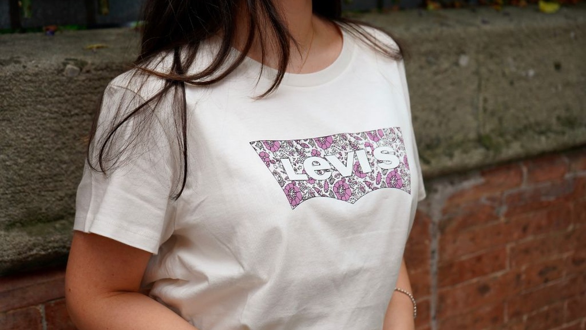 Levi's logo tee